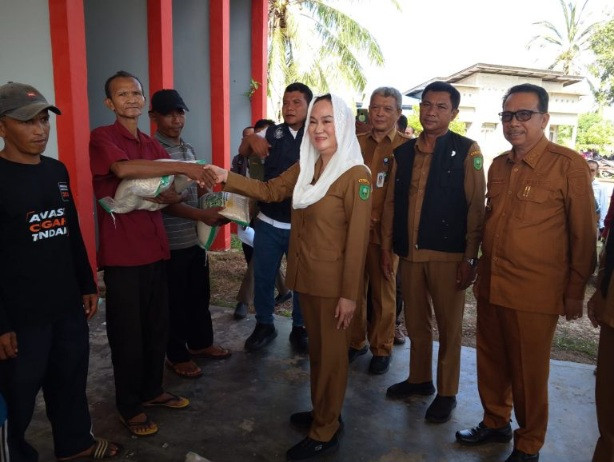 bupati-cen-pasar-murah-kelarik